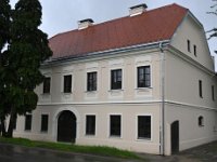 Kuća je građena krajem 18. stoljeća, odnosno 1790. godine, s jakim utjecajem stilskih oblika arhitekture kasnoga baroka i klasicizma  Kuća je građena krajem 18. stoljeća, odnosno 1790. godine, s jakim utjecajem stilskih oblika arhitekture kasnoga baroka i klasicizma. U njoj je održana prva kino-projekcija 1911. godine. Prema dostupnim podatcima ovo je danas najstarija zidana kuća u Petrinji.